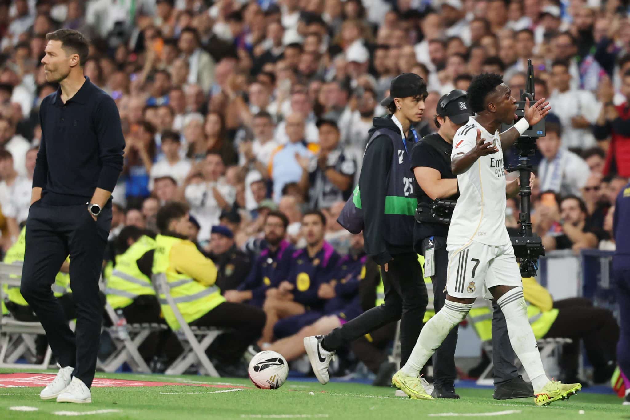 ¿Que pasó con Vinicius? Enojado luego su substitución vs Barcelona. (Getty Images)