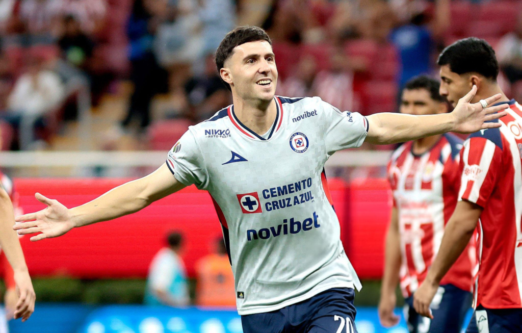José Paradela con Cruz Azul en 2025