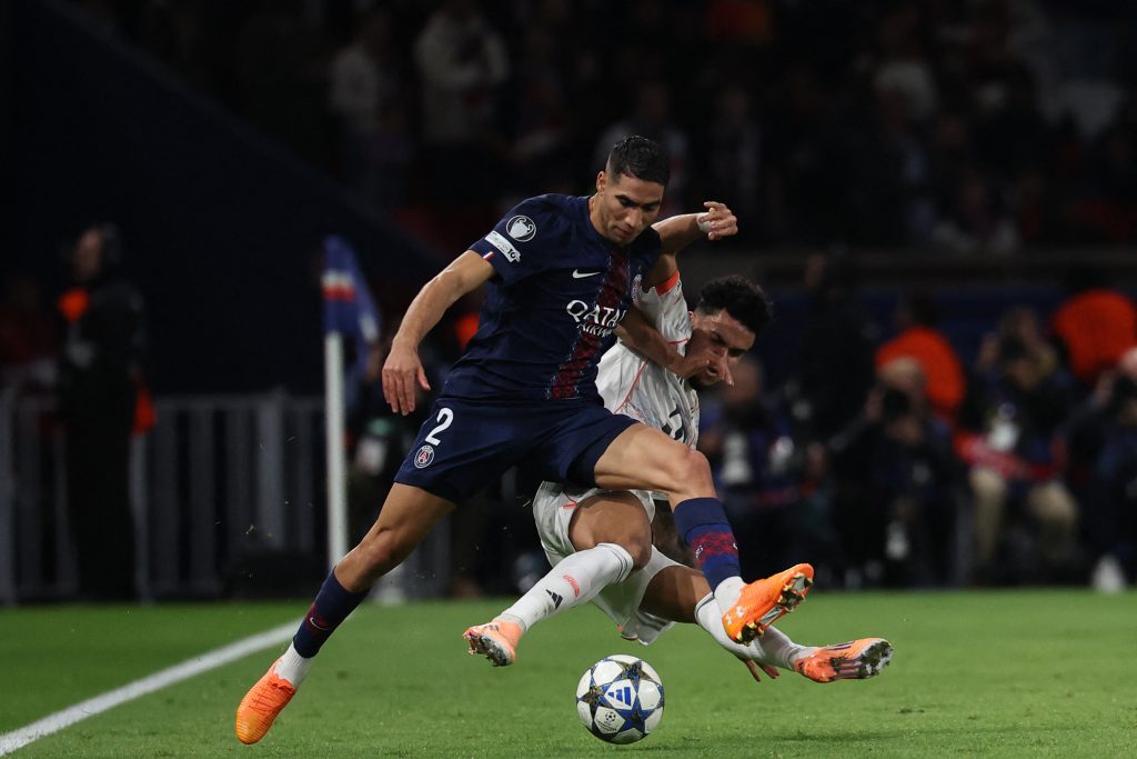 Durísima acción de Luis Díaz vs Hakimi. (Photo by Anne-Christine POUJOULAT / AFP) (Photo by ANNE-CHRISTINE POUJOULAT/AFP via Getty Images)