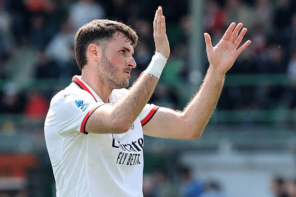 Santi Giménez con el AC Milán en 2025