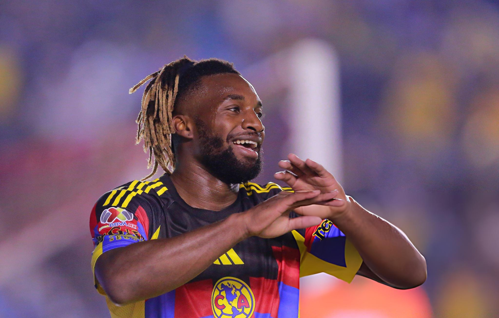 Allan Saint-Maximin con el Club América en 2025 celebrando un gol ante Pumas UNAM