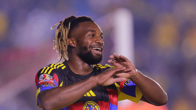 Allan Saint-Maximin con el Club América en 2025 celebrando un gol ante Pumas UNAM