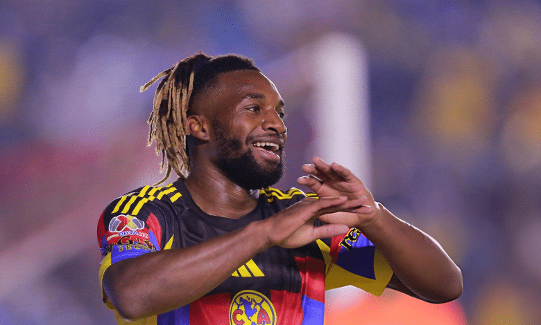 Allan Saint-Maximin con el Club América en 2025 celebrando un gol ante Pumas UNAM