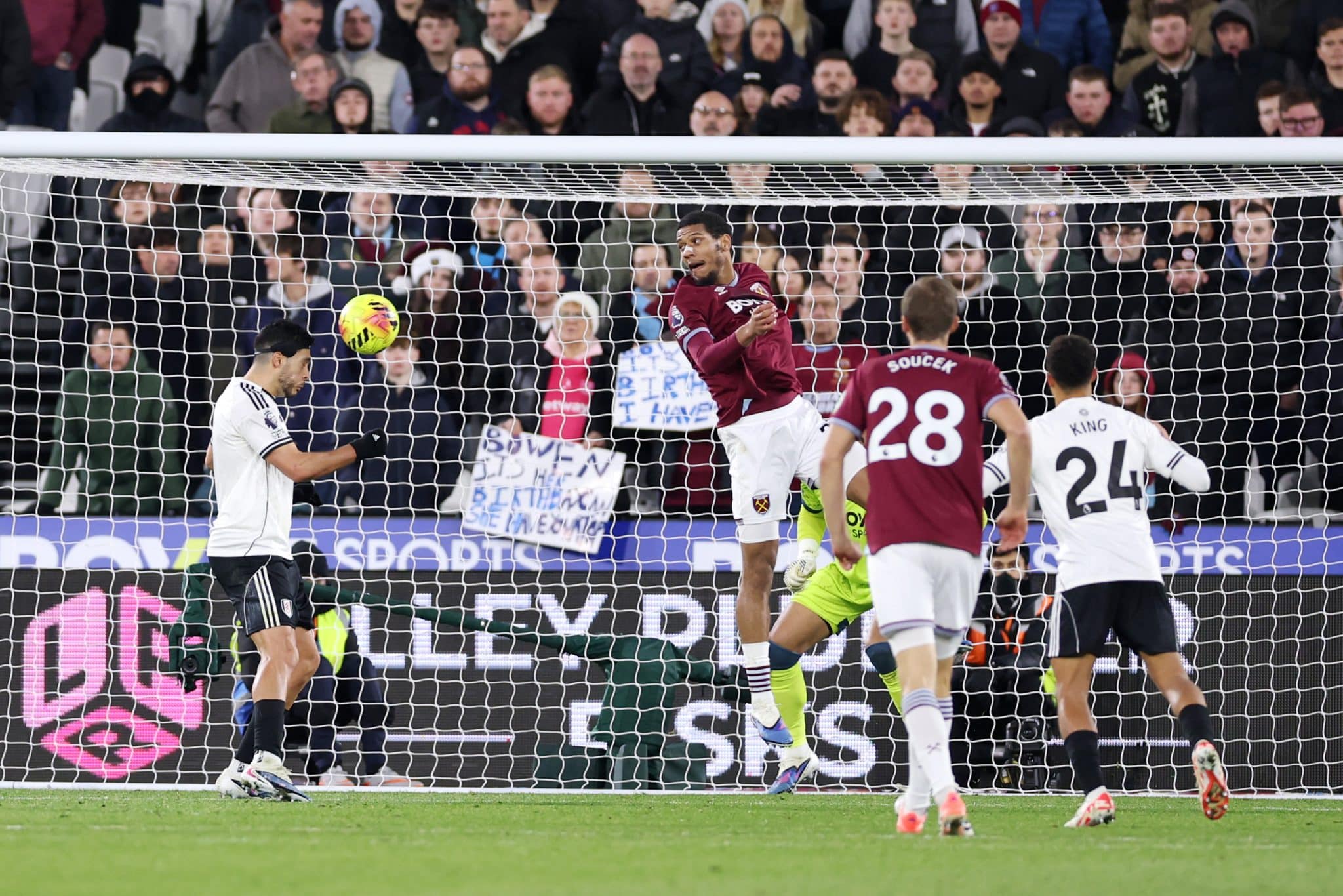 Raúl Jiménez: el gol agónico de cabeza para ganarle al West Ham por Premier League (Getty Images)