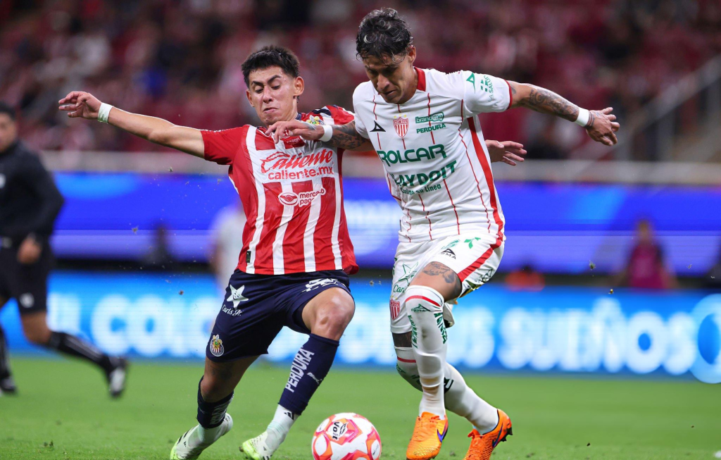 Santiago Sandoval y Chicote Calderón en un Chivas vs Necaxa en 2025