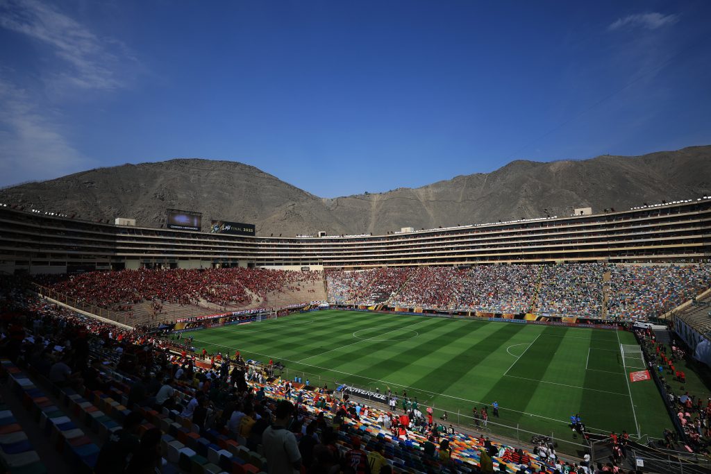 Universitario vs U de Chile (Photo by Buda Mendes/Getty Images)