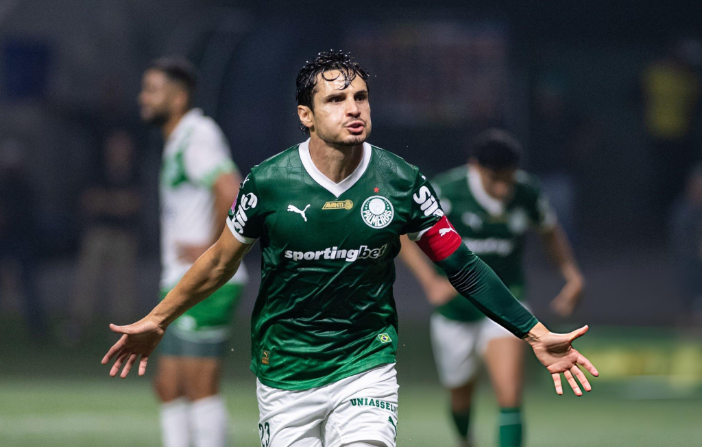 SAO PAULO, BRAZIL - OCTOBER 11: Raphael Veiga of Palmeiras celebrates after scoring the team's first goal during a Brasileirao 2025 match between Palmeiras v Juventude at Allianz Parque on October 11, 2025 in Sao Paulo, Brazil. (Photo by Riquelve Nata/Sports Press Photo/Getty Images)