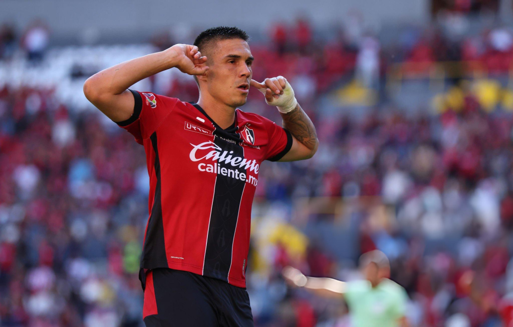 GUADALAJARA, MEXICO - SEPTEMBER 27: Uros Durdevic of Atlas celebrates after scoring the team's second goal during the 11th round match between Atlas and Necaxa as part of the Torneo Apertura 2025 Liga MX at Estadio Jalisco on September 27, 2025 in Guadalajara, Mexico. (Photo by Simon Barber/Getty Images)