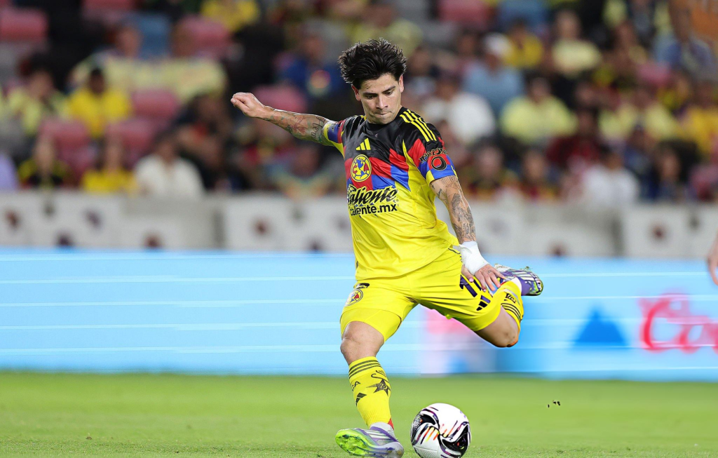 HOUSTON, TEXAS - AUGUST 02: Víctor Dávila #11 of CF América kicks the ball during the first half of the Leagues Cup Phase One match between CF América and Minnesota United FC at Shell Energy Stadium on August 02, 2025 in Houston, Texas. (Photo by Alex Slitz - Leagues Cup/MLS via Getty Images)
