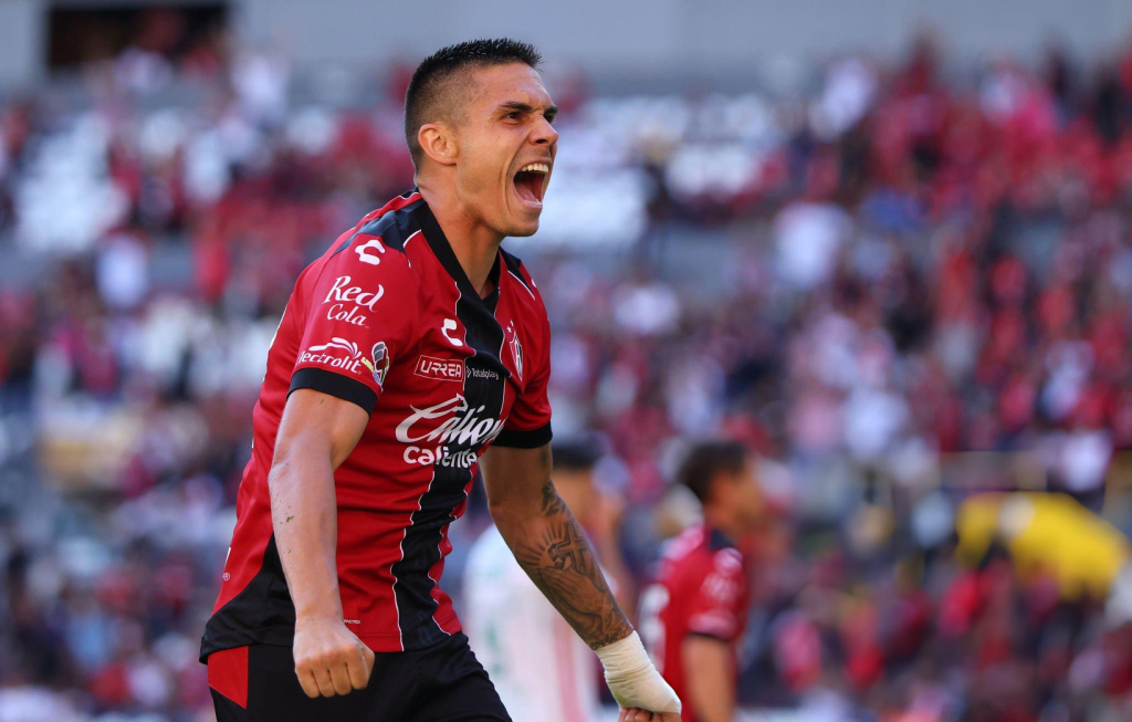 GUADALAJARA, MEXICO - SEPTEMBER 27: Uros Durdevic of Atlas celebrates after scoring the team's second goal during the 11th round match between Atlas and Necaxa as part of the Torneo Apertura 2025 Liga MX at Estadio Jalisco on September 27, 2025 in Guadalajara, Mexico. (Photo by Simon Barber/Getty Images)