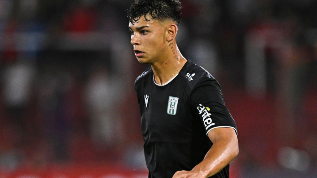 BUENOS AIRES, ARGENTINA - APRIL 9: Thiago Espinosa of Racing Montevideo drives the ball during a Copa CONMEBOL Sudamericana 2025 Group C match between Huracan and Racing Montevideo at Tomas Adolfo Duco Stadium on April 9, 2025 in Buenos Aires, Argentina. (Photo by Rodrigo Valle/Getty Images)
