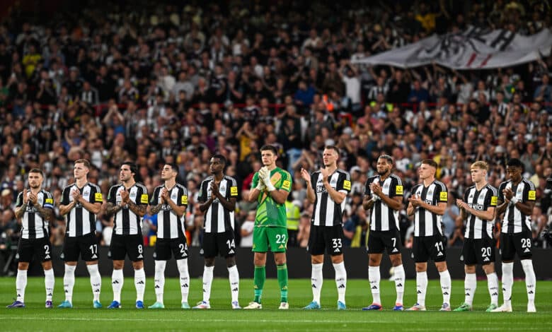 Newcastle United Players line up for a minutes applause for the passing of Sven Goran Eriksson during the Carabao Cup Second Round match