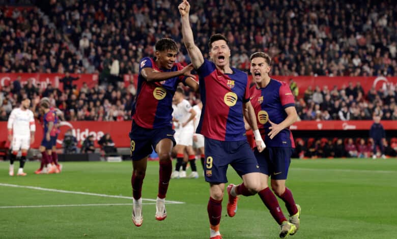 Robert Lewandowski of FC Barcelona celebrates 0-1 with Lamine Yamal of FC Barcelona