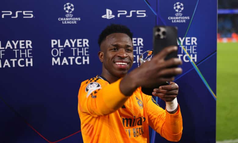 MANCHESTER, ENGLAND - FEBRUARY 11: Vinicius Junior of Real Madrid poses for a photo with his PlayStation Player of the Match trophy after the UEFA Champions League 2024/25 League Knockout Play-off first leg match between Manchester City and Real Madrid C.F. at Manchester City Stadium on February 11, 2025 in Manchester, England.