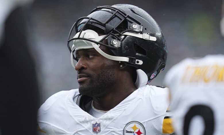 EAST RUTHERFORD, NEW JERSEY - SEPTEMBER 7: DK Metcalf #4 of the Pittsburgh Steelers looks on against the New York Jets in the game at MetLife Stadium on September 7, 2025 in East Rutherford, New Jersey.