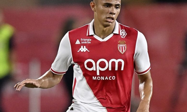 MONACO, MONACO - AUGUST 17: Vanderson De Oliveira Campos of AS Monaco on the ball during the Ligue 1 match between AS Monaco and AS Saint-Etienne at Stade Louis II on August 17, 2024 in Monaco, Monaco.