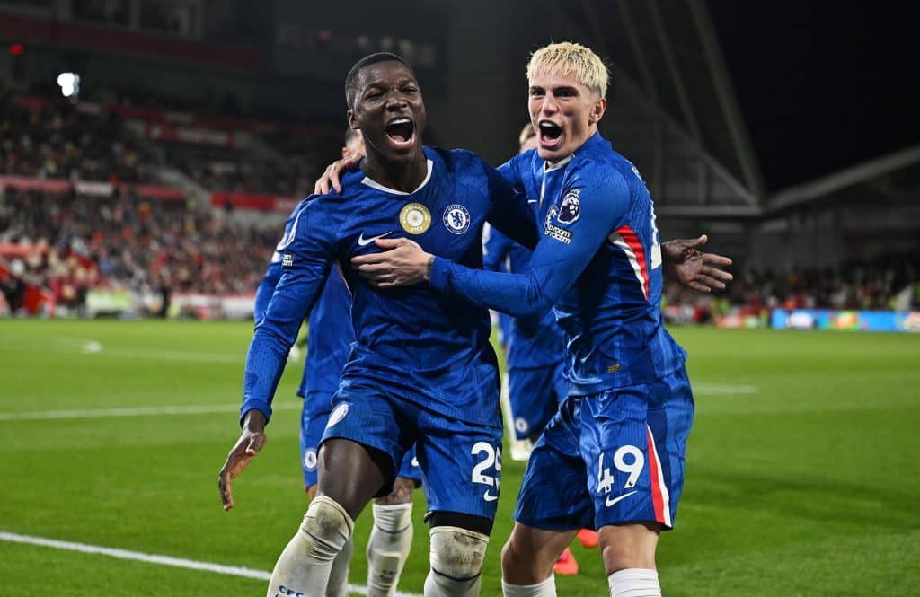 BRENTFORD, ENGLAND - SEPTEMBER 13: Moises Caicedo of Chelsea celebrates scoring his team's second goal with teammate Alejandro Garnacho during the Premier League match between Brentford and Chelsea at Gtech Community Stadium on September 13, 2025 in Brentford, England. 