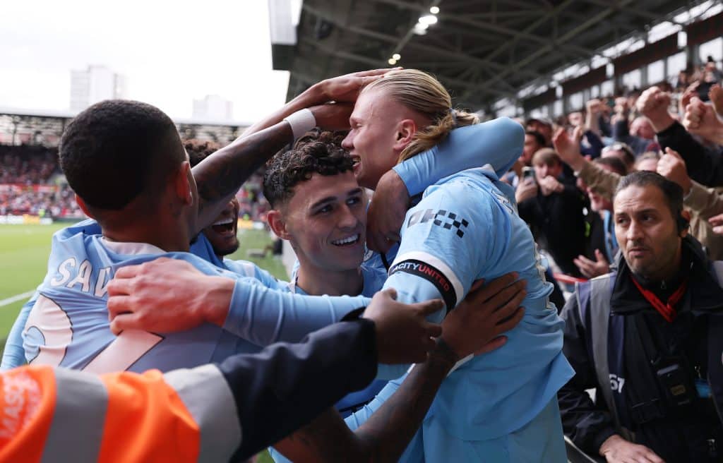 BRENTFORD, ENGLAND - OCTOBER 05: Erling Haaland of Manchester City celebrates with teammates after scoring his team's first goal during the Premier League match between Brentford and Manchester City at Gtech Community Stadium on October 05, 2025 in Brentford, England. 