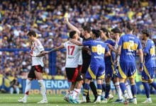 BUENOS AIRES, ARGENTINA - SEPTEMBER 21: Referee Nicolas Ramirez shows a yellow card to Nicolás Fonseca of River Plate during the Liga Profesional 2024 match between Boca Juniors and River Plate at Estadio Alberto J. Armando on September 21, 2024 in Buenos Aires, Argentina.