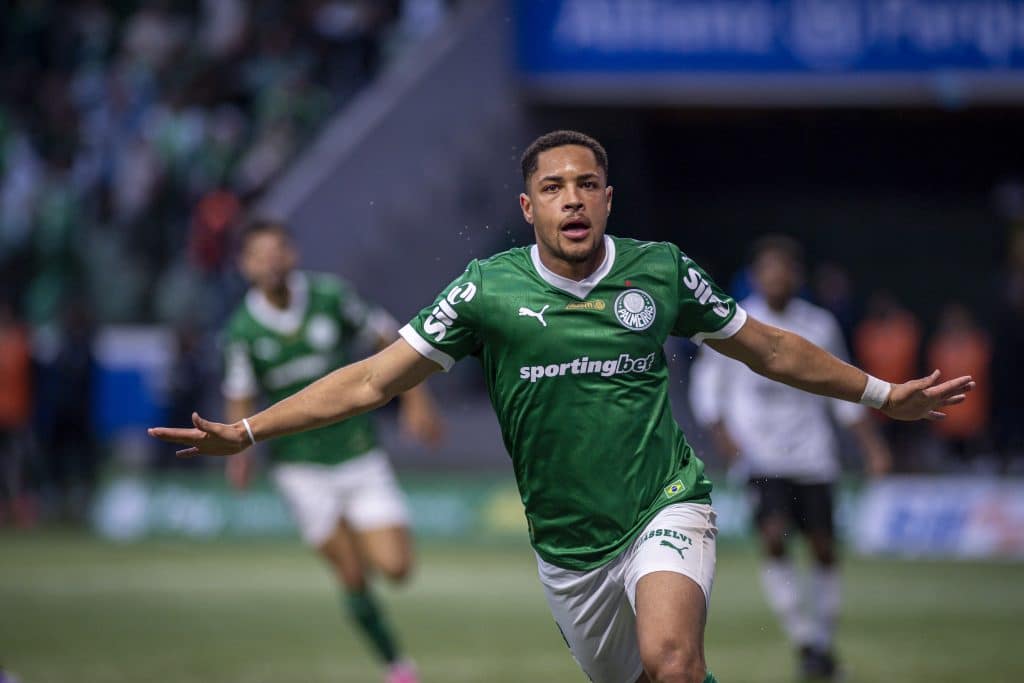 SAO PAULO, BRAZIL - AUGUST 10: Vitor Roque of Palmeiras celebrates after scoring the team's second goal during a Brasileirao 2025 match between Palmeiras and Ceara at Allianz Parque on August 10, 2025 in Sao Paulo, Brazil. 