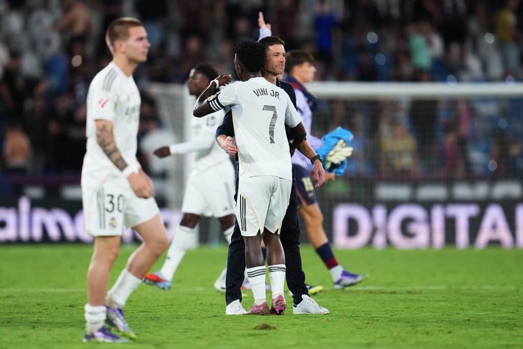 VALENCIA, SPAIN - SEPTEMBER 23: Xabi Alonso, Head Coach of Real Madrid, and Vinicius Junior embrace after the team's victory in the LaLiga EA Sports match between Levante UD and Real Madrid CF at Ciutat de Valencia on September 23, 2025 in Valencia, Spain. 