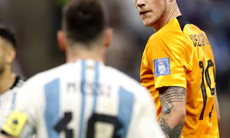 AL DAAYEN - (lr) Lionel Messi of Argentina, Wout Weghorst of Holland during the FIFA World Cup Qatar 2022 quarterfinal match between the Netherlands and Argentina at the Lusail Stadium on December 9, 2022 in Al Daayen, Qatar. ANP MAURICE VAN STONE (