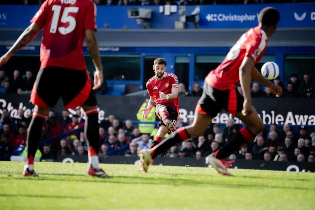LIVERPOOL, ENGLAND - FEBRUARY 22: Bruno Fernandes of Manchester United scores their first goal from a free kick during the Premier League match between Everton FC and Manchester United FC at Goodison Park on February 22, 2025 in Liverpool, England.