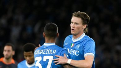 Scott McTominay of SSC Napoli celebrates with Leonardo Spinazzola