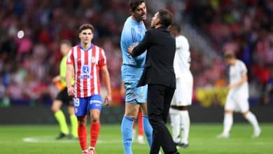 MADRID, SPAIN - SEPTEMBER 29: Thibaut Courtois of Real Madrid interacts with Diego Simeone, Head Coach of Atletico de Madrid, during the LaLiga match between Atletico de Madrid and Real Madrid CF at Estadio Civitas Metropolitano on September 29, 2024 in Madrid, Spain.