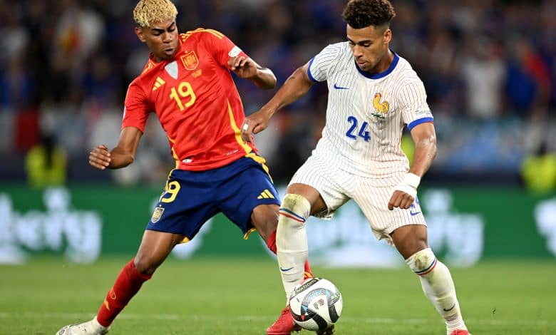STUTTGART, GERMANY - JUNE 05: Desire Doue of France is challenged by Lamine Yamal of Spain during the UEFA Nations League 2025 semifinal match between Spain and France at Stuttgart Arena on June 05, 2025 in Stuttgart, Germany.