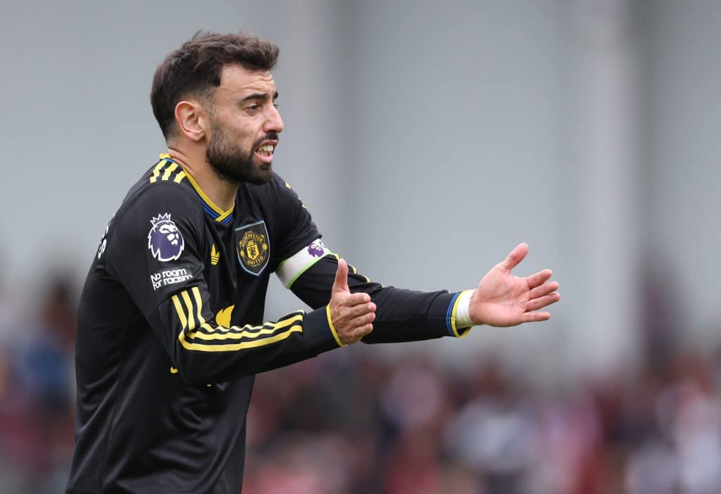 BRENTFORD, ENGLAND - SEPTEMBER 27: Bruno Fernandes of Manchester United reacts  during the Premier League match between Brentford and Manchester United at Brentford Community Stadium on September 27, 2025 in Brentford, England. 