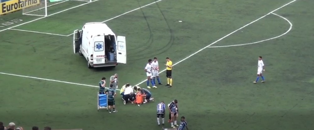 Jogador de futebol americano deixa estádio de ambulância após