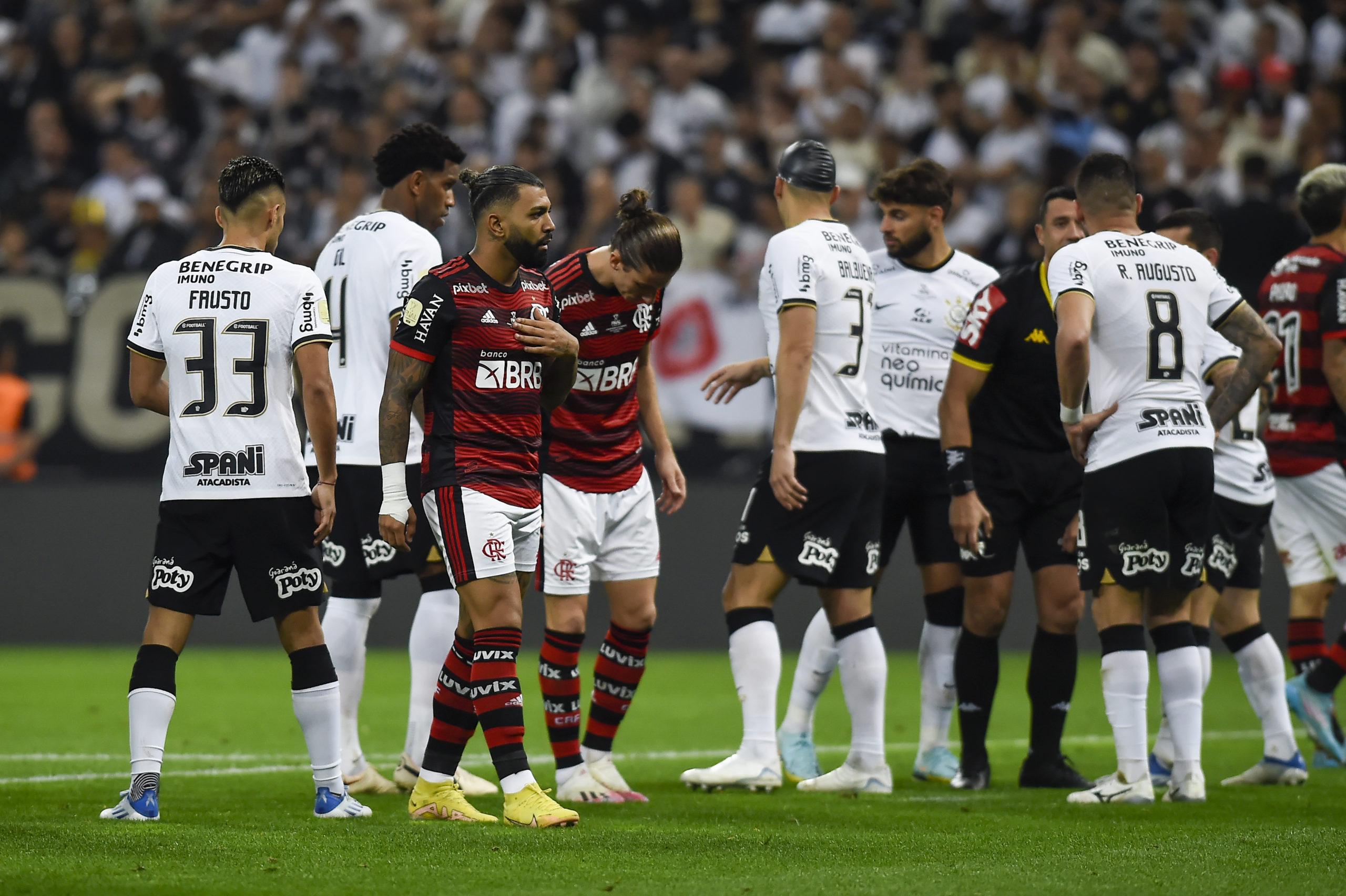 O que o VAR de Corinthians x Flamengo disse sobre a mão de Léo