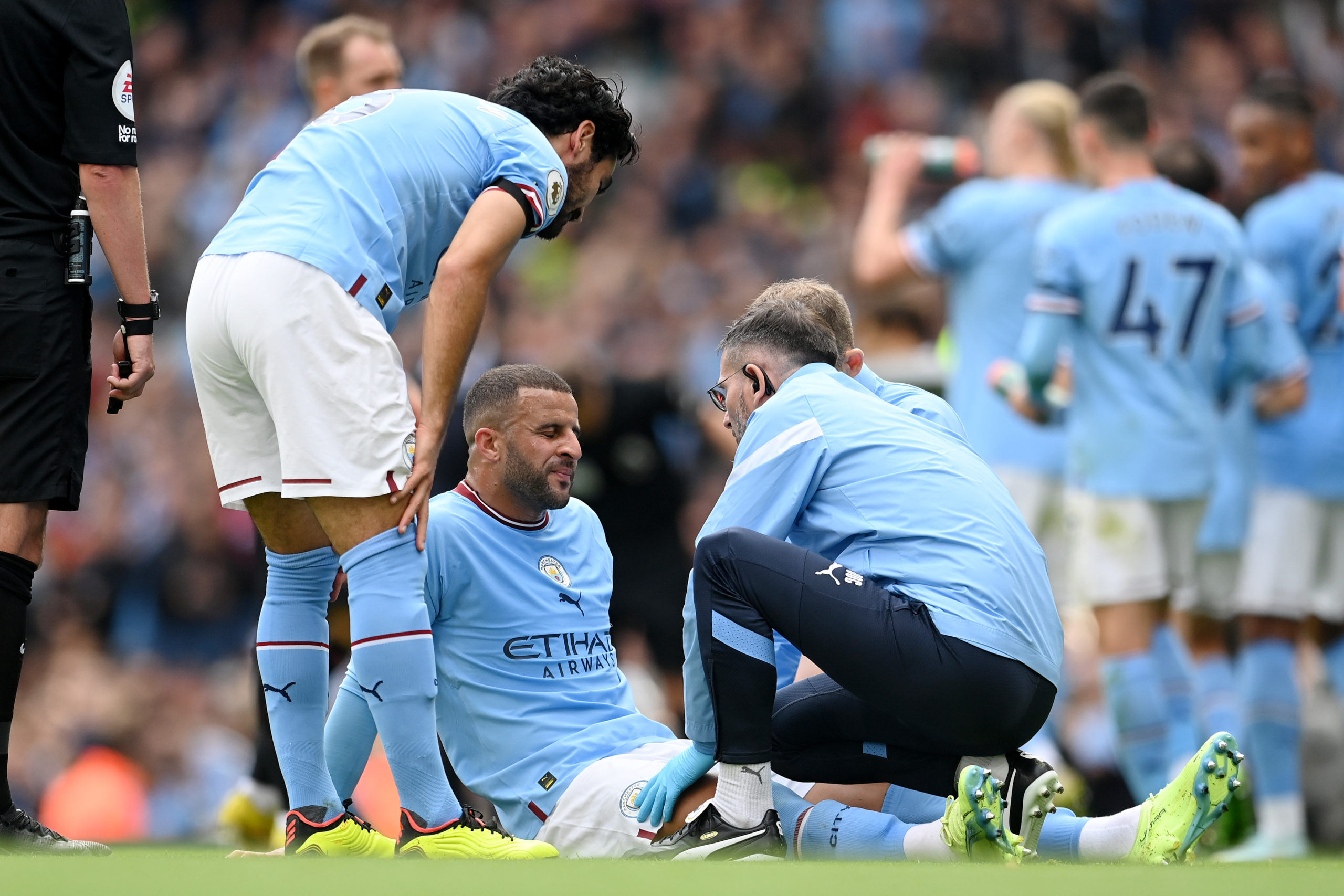 Lateral do City passa por cirurgia e vira dúvida na Ingla