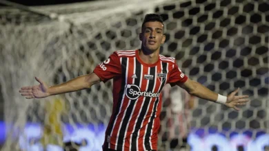 Pedrinho em ação pelo São Paulo