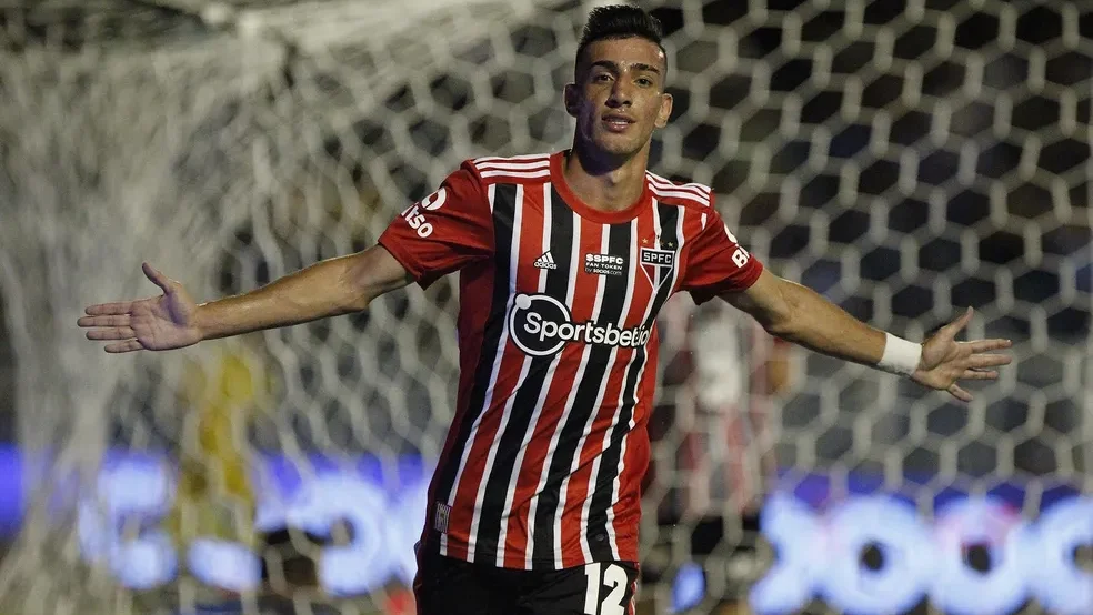 Pedrinho em ação pelo São Paulo