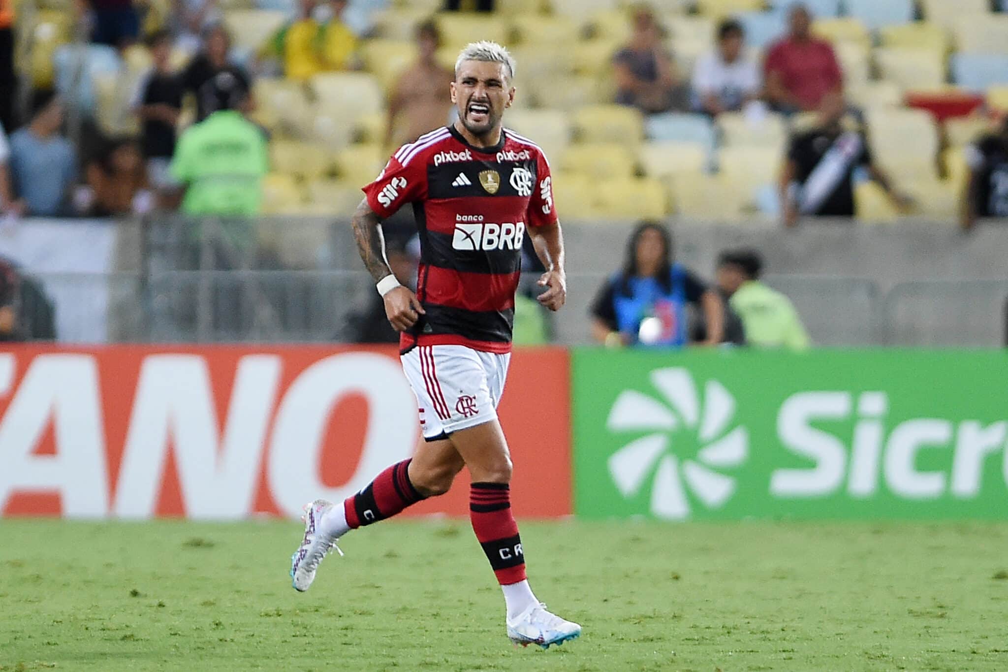 Arrascaeta treina com bola no Flamengo e pode jogar contra o