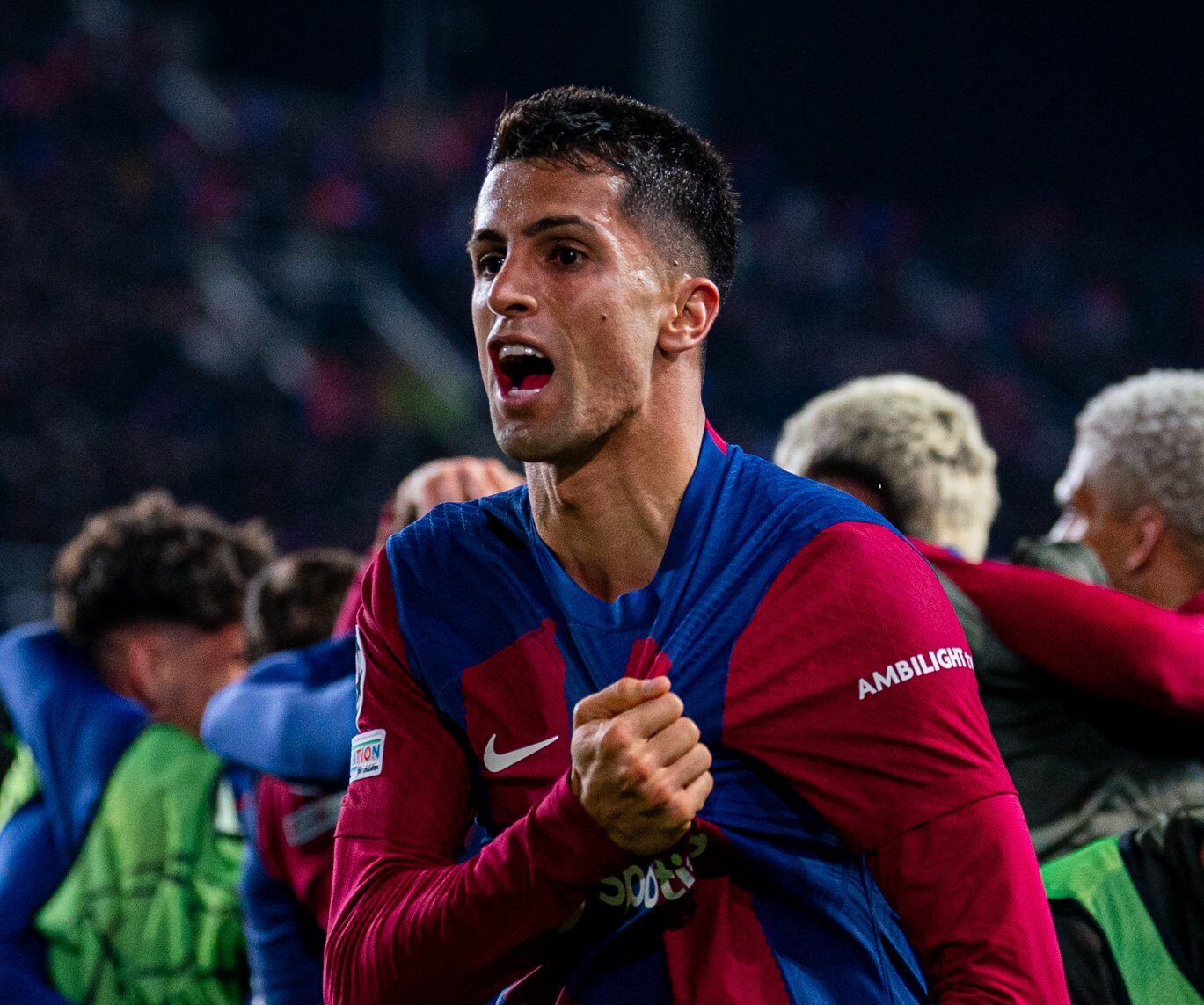 Cancelo comemorando gol pelo Barcelona