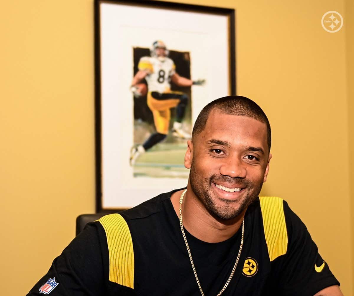 Russell Wilson assina com o Steelers