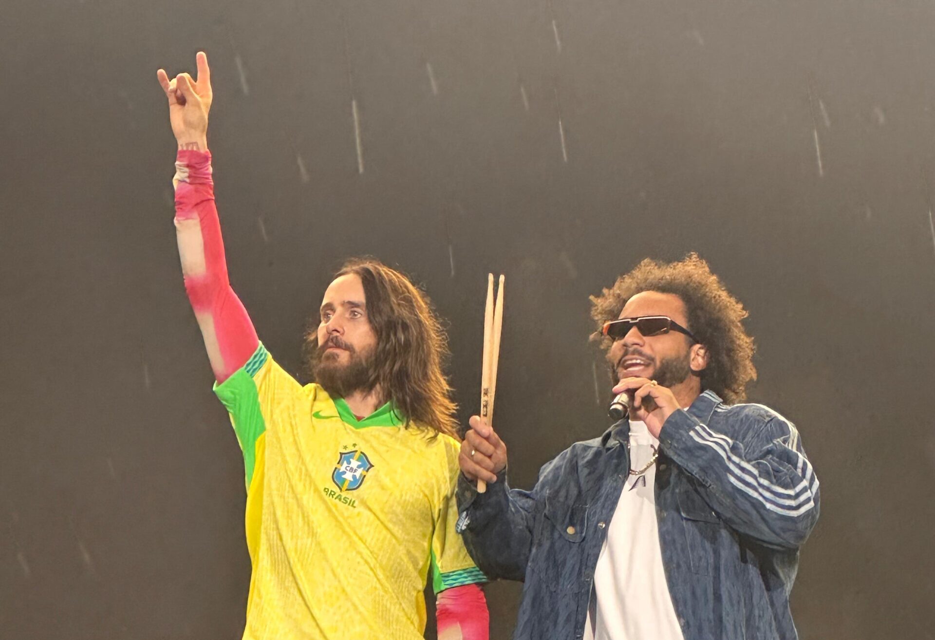 Marcelo no palco do Lollapalooza com Jared Leto