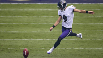 Justin Tucker kickoff em jogo da NFL