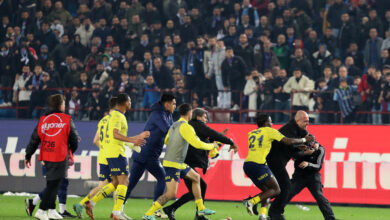 Torcedores e jogadores brigando em jogo do Fenerbahce