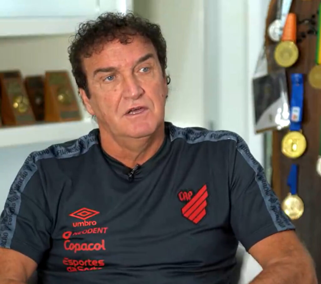 Athletico-PR anuncia saída do técnico Cuca