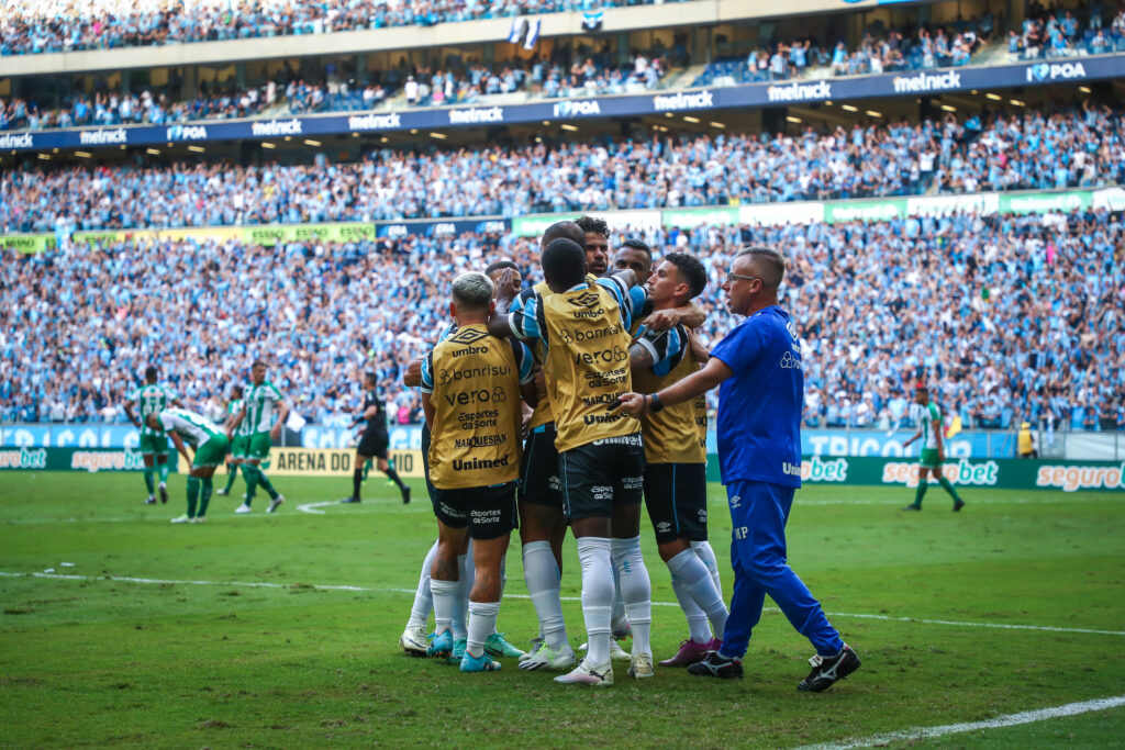 Jogadores do Grêmio comemorando gol