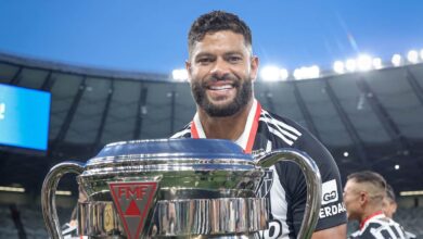 Hulk com a taça do Campeonato Mineiro