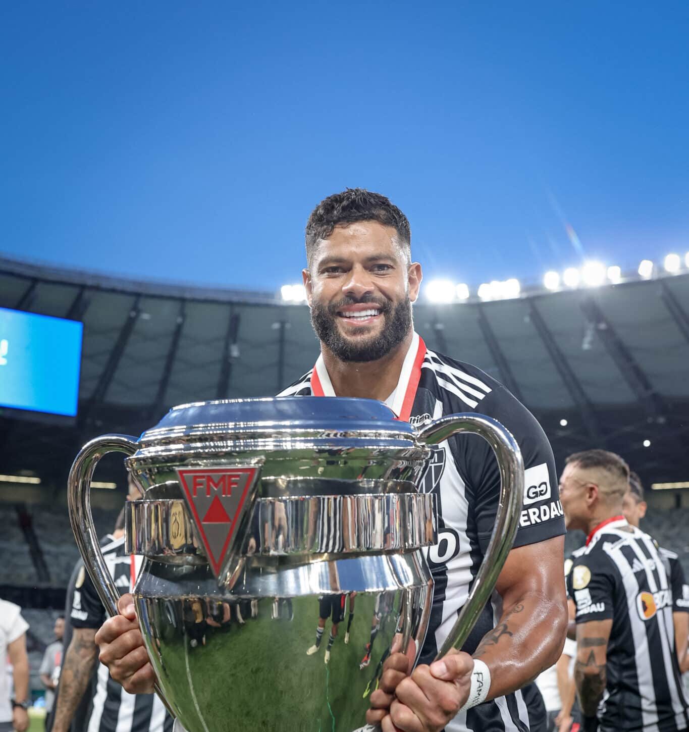 Hulk com a taça do Campeonato Mineiro