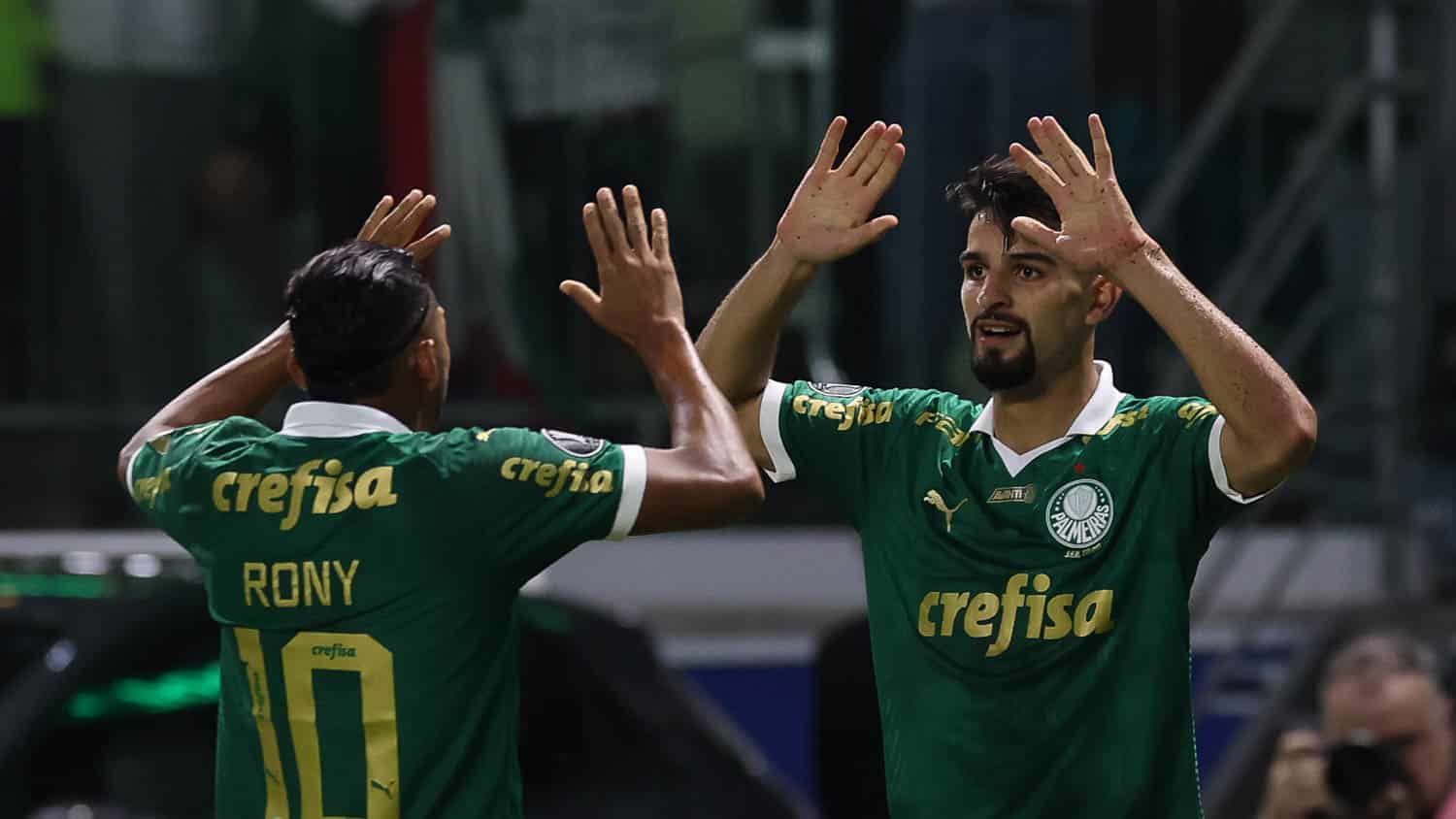 Flaco Lopez e Rony comemorando gol do Palmeiras