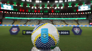 Bola do Brasileirão em jogo da 1ª rodada entre Fluminense e RB Bragantino no Maracanã