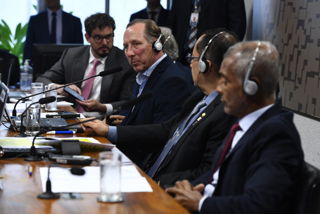 Textor divulga vídeo e diz que houve manipulação do VAR em expulsão de Adryelson