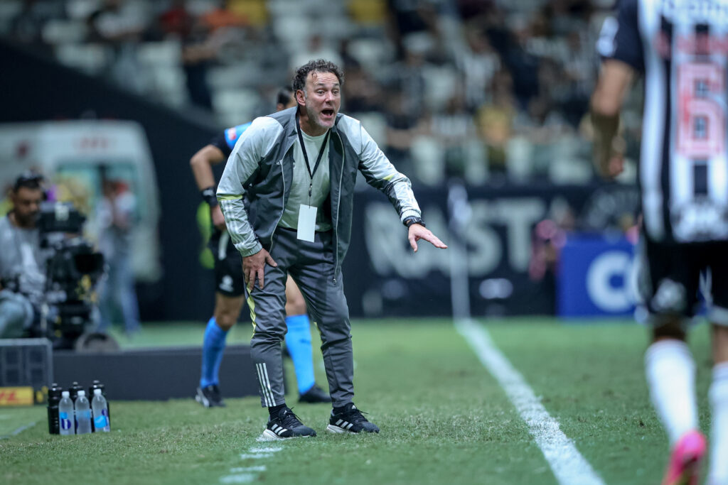 Milito irá dirigir o Atlético-MG contra o Sport